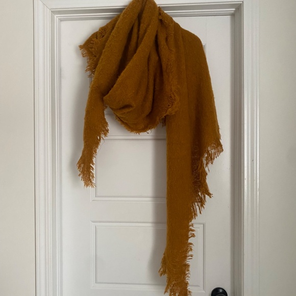 NWT Anthropologie Carraway boucle scarf, Women, Dark Yellow/Caramel - Picture 2 of 4